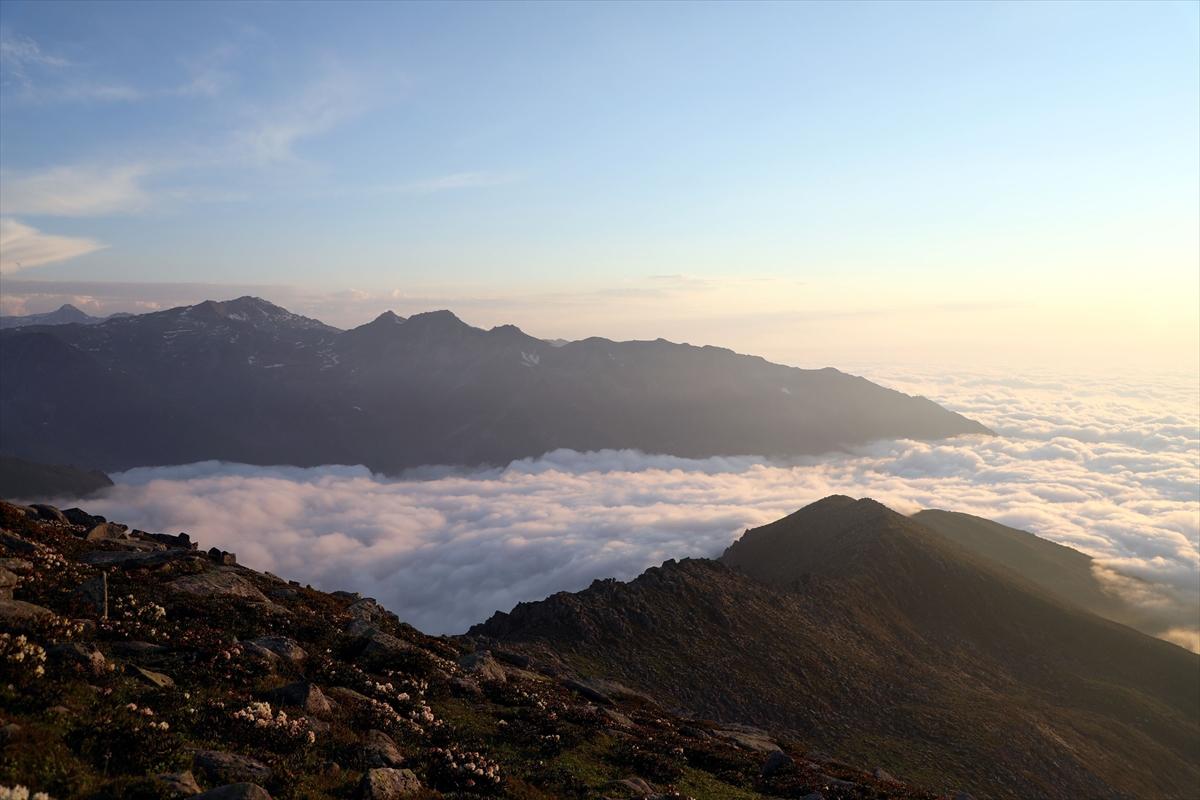 Kaçkar Dağları'nda bulut denizi büyülüyor