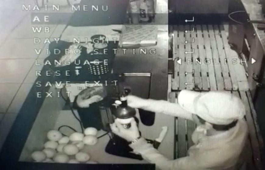 İstanbul’da portakal suyu sıkan hırsız kamerada