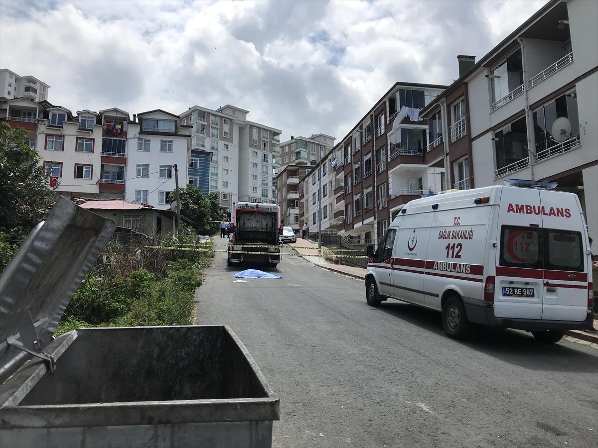 Çöp kamyonunun çarptığı yaşlı kadın, hayatını kaybetti