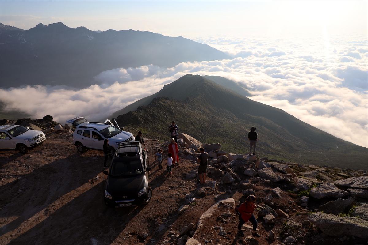 Kaçkar Dağları'nda bulut denizi büyülüyor