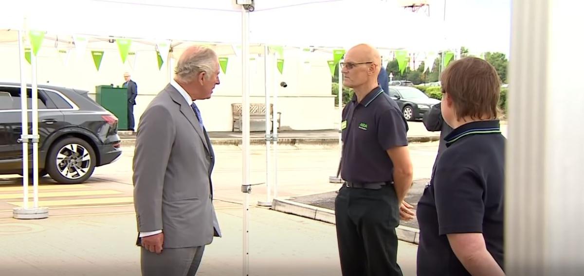 Prens Charles'a selam veren kişi yere yığıldı