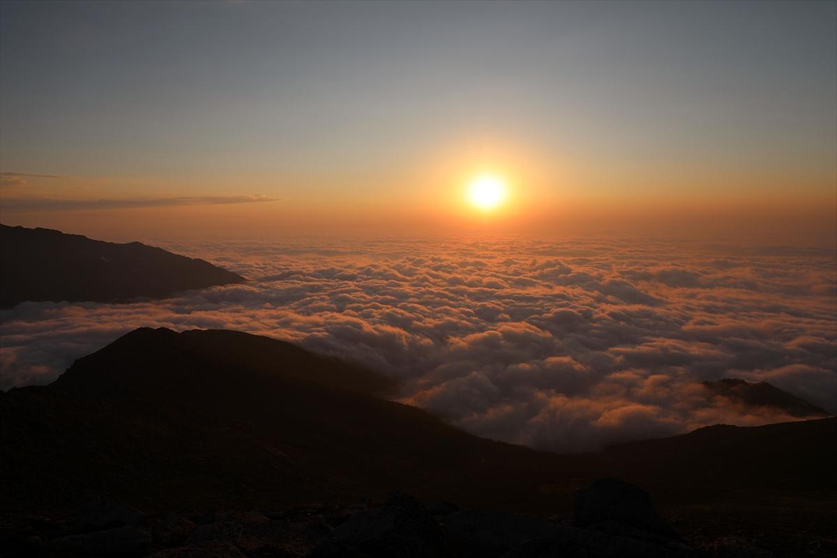 Kaçkar Dağları'nda bulut denizi büyülüyor