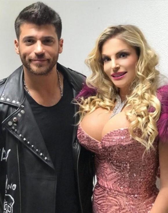 İtalyan oyuncu Can Yaman için ağlıyor