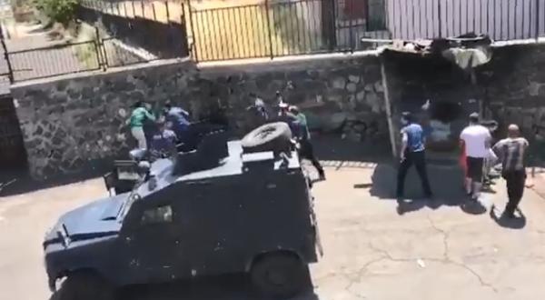 Diyarbakır'da çocuklarını bıçakla rehin alan baba