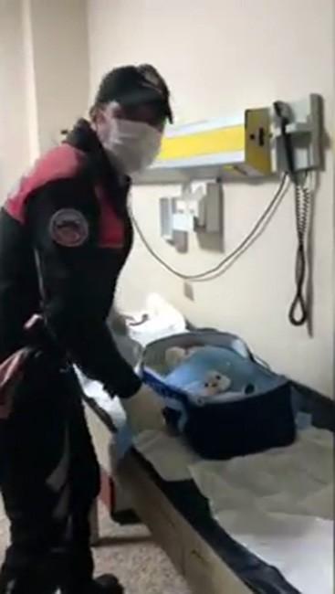 Fatih'te surların dibinde 10 günlük bebek bulundu