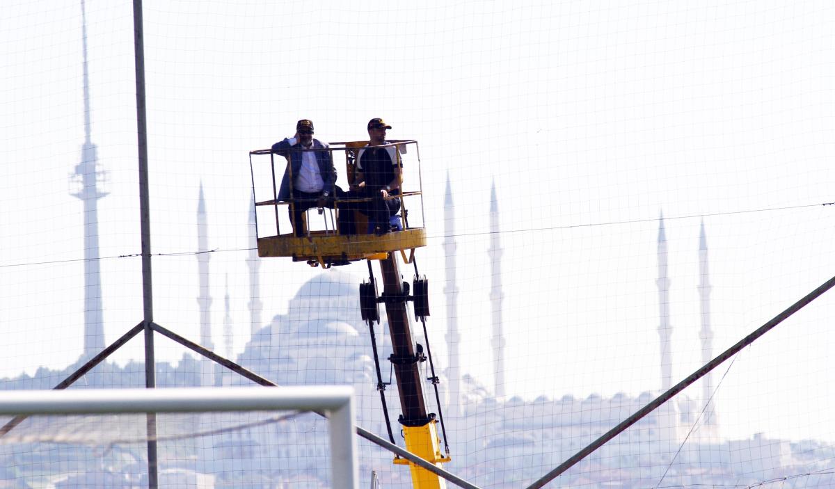 Adana Demirspor Başkanı maçı izlemek için vinç kiraladı