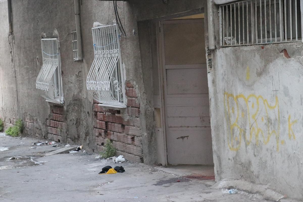 İzmir'de bıçakla yaralanan kadın hayatını kaybetti