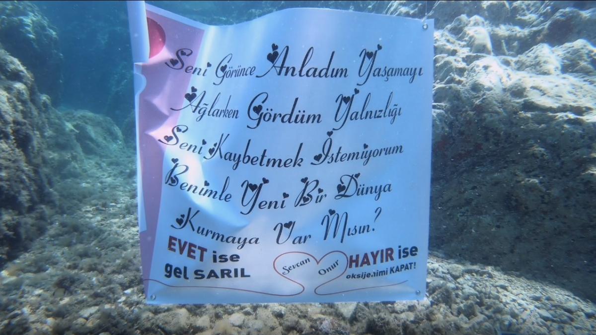 Balıkesir'de su altında evlilik teklifi aldı