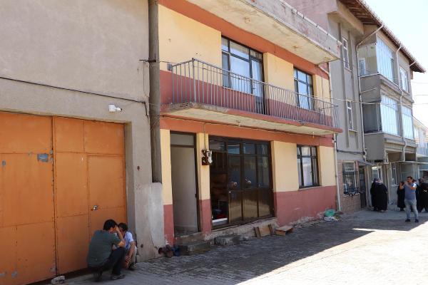 Tekirdağ'da dini nikahlı eşini ve kızını öldürdü