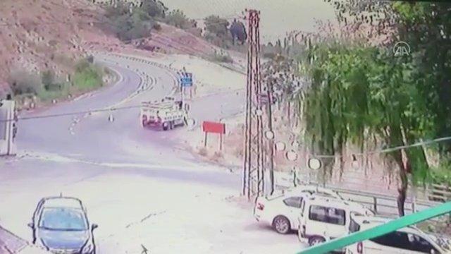 Elazığ’da freni boşalan kamyonun devrilme anı