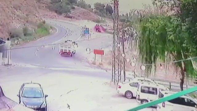 Elazığ’da freni boşalan kamyonun devrilme anı