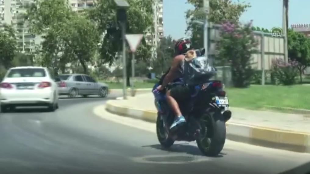 Motosikletteki güneş gözlüklü köpek kameralara yansıdı