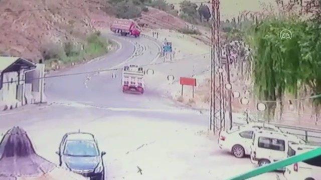 Elazığ’da freni boşalan kamyonun devrilme anı