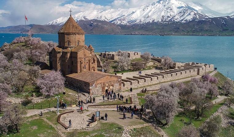 Türkiye, farklı inançlara hoşgörüde Batı'nın 5 kat önünde