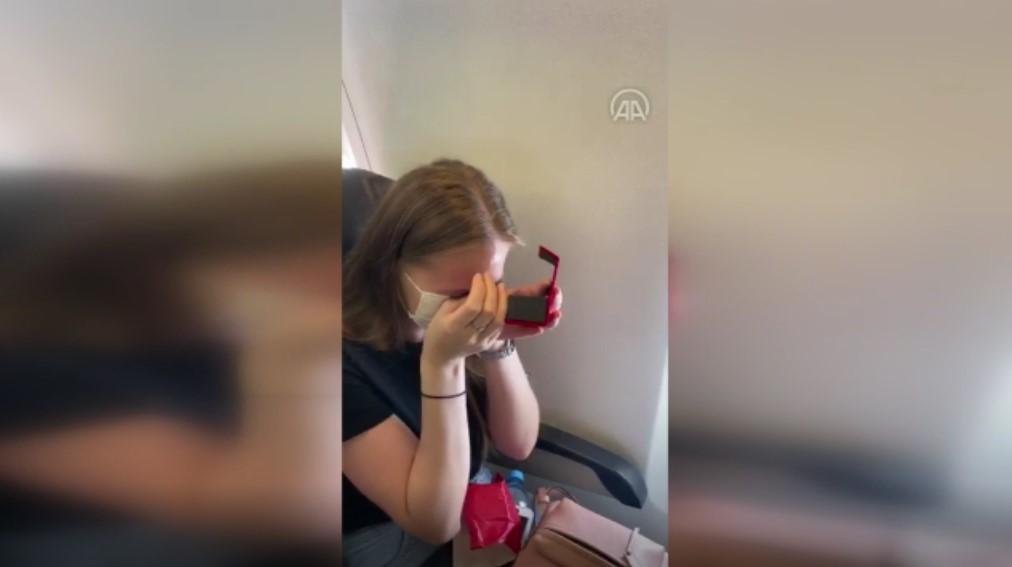 Ukrayna uçağında sürpriz evlilik teklifi