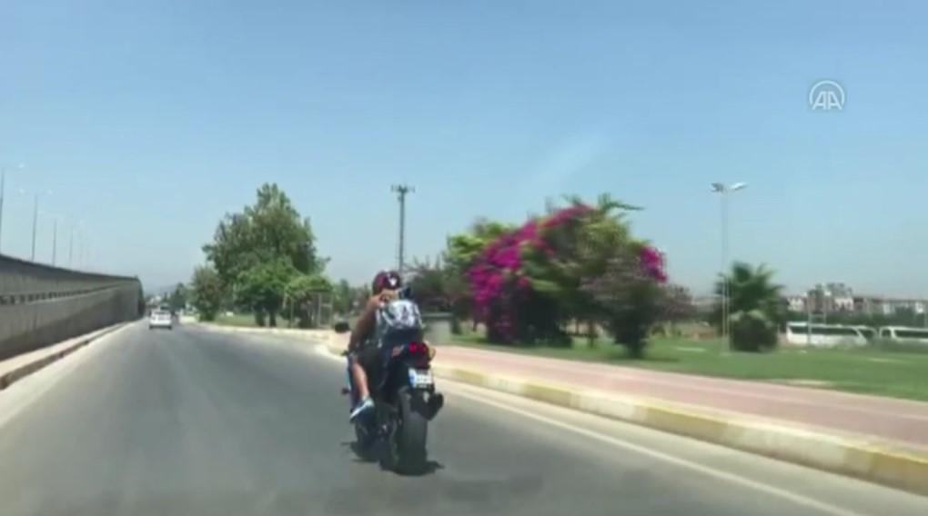 Motosikletteki güneş gözlüklü köpek kameralara yansıdı