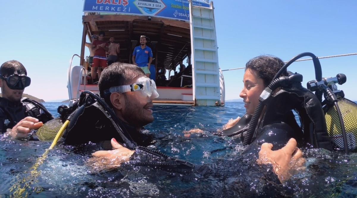 Balıkesir'de su altında evlilik teklifi aldı