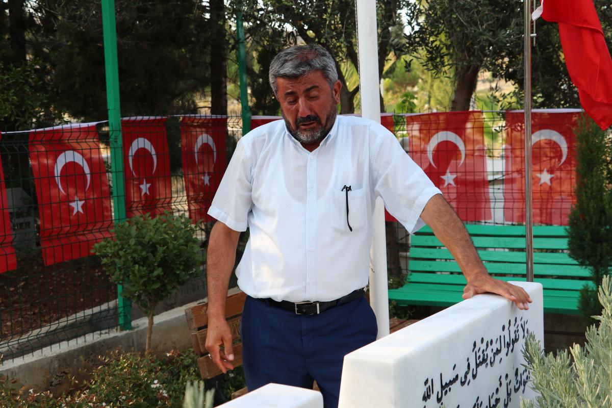 Şehit ikizlerin babasından duygulandıran ziyaret