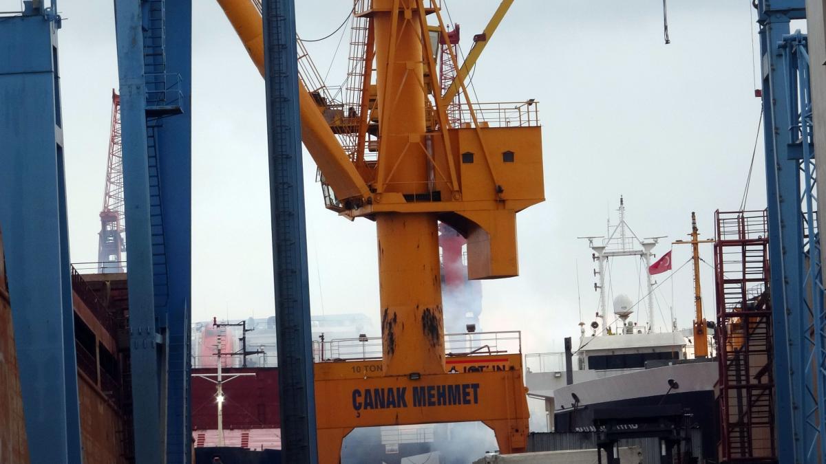 Tuzla'da korkutan gemi yangını