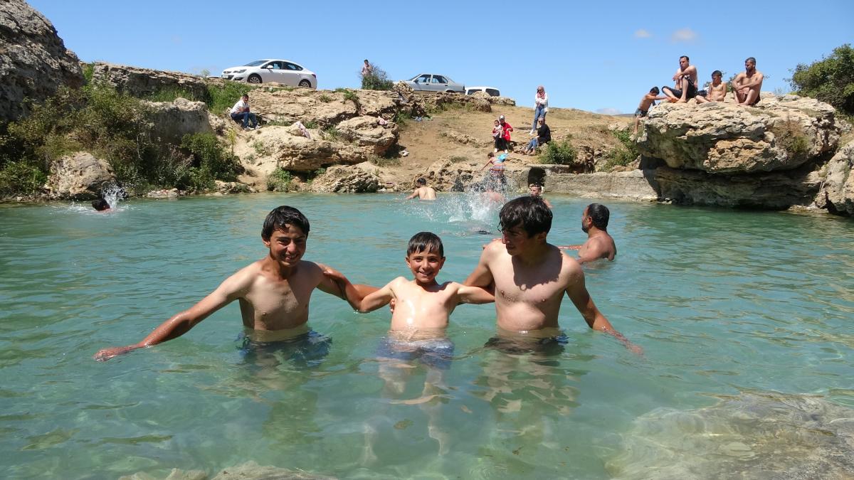 Sivas'taki Uyuz Gölü, haftanın 7 günü tıklım tıklım