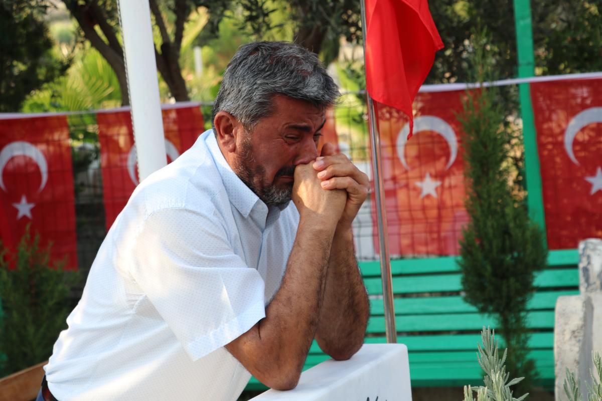 Şehit ikizlerin babasından duygulandıran ziyaret