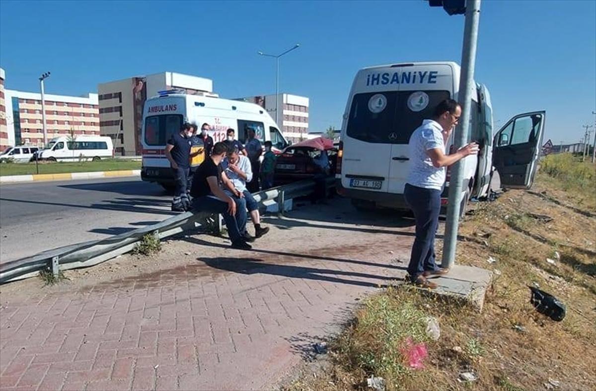 Afyonkarahisar'da minibüs ile otobüs çarpıştı: 17 yaralı