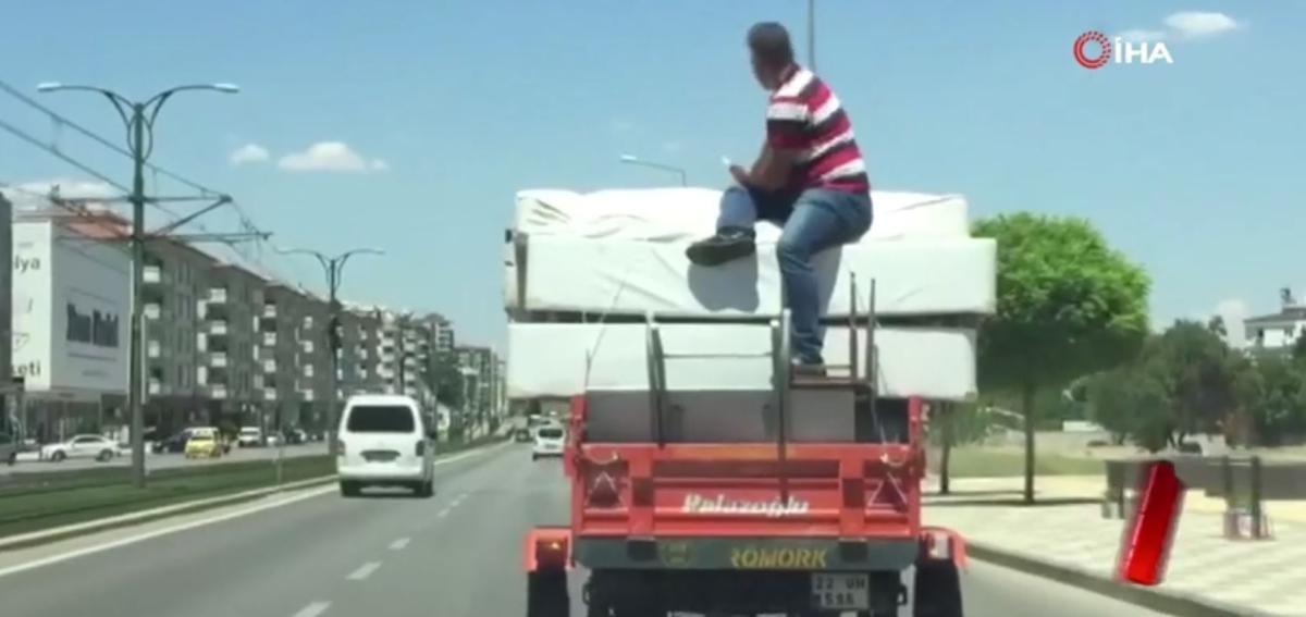 Gaziantep'de traktör römorku üzerinde tehlikeli yolculuk