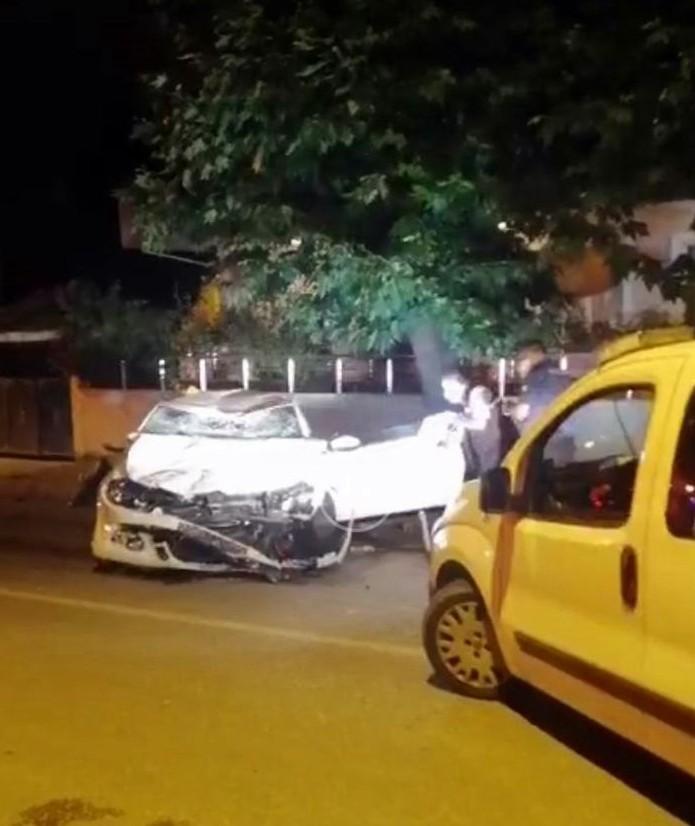 Sakarya'da otomobil motosiklete çarptı: 1 ölü 2 yaralı