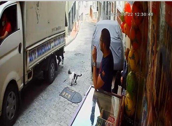 Beyoğlu'nda hareket halindeki kamyonetten hırsızlık