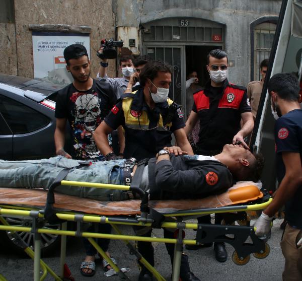 Beyoğlu'nda bıçaklı kavga: 1 yaralı