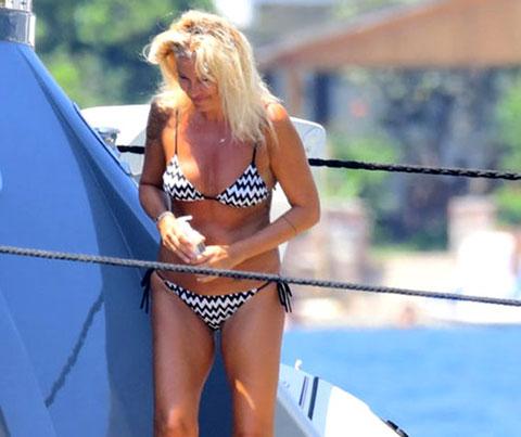 Pınar Altuğ ve ailesi tatile çıktı