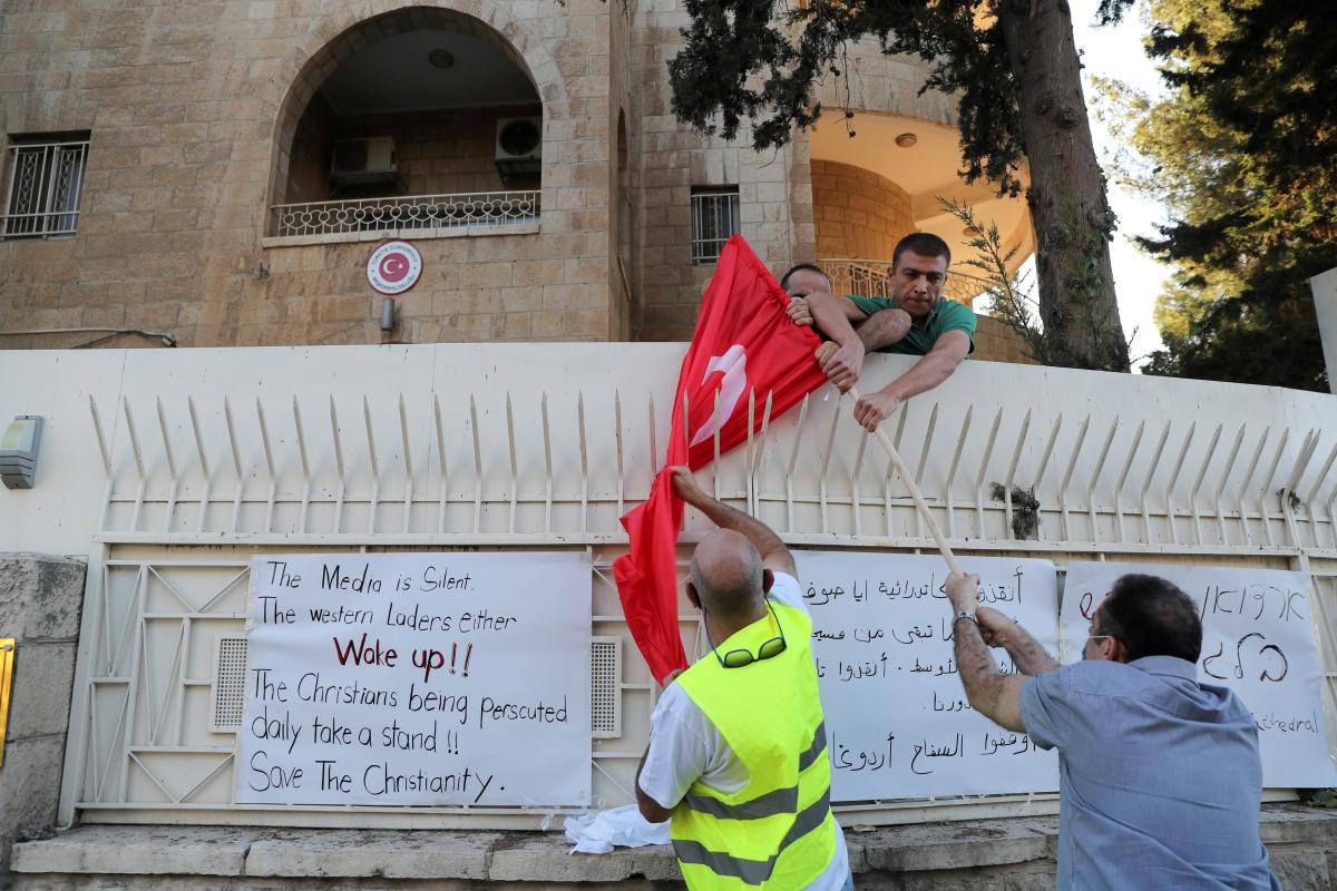 İsrailli gruptan, Türk bayrağına alçak saldırı