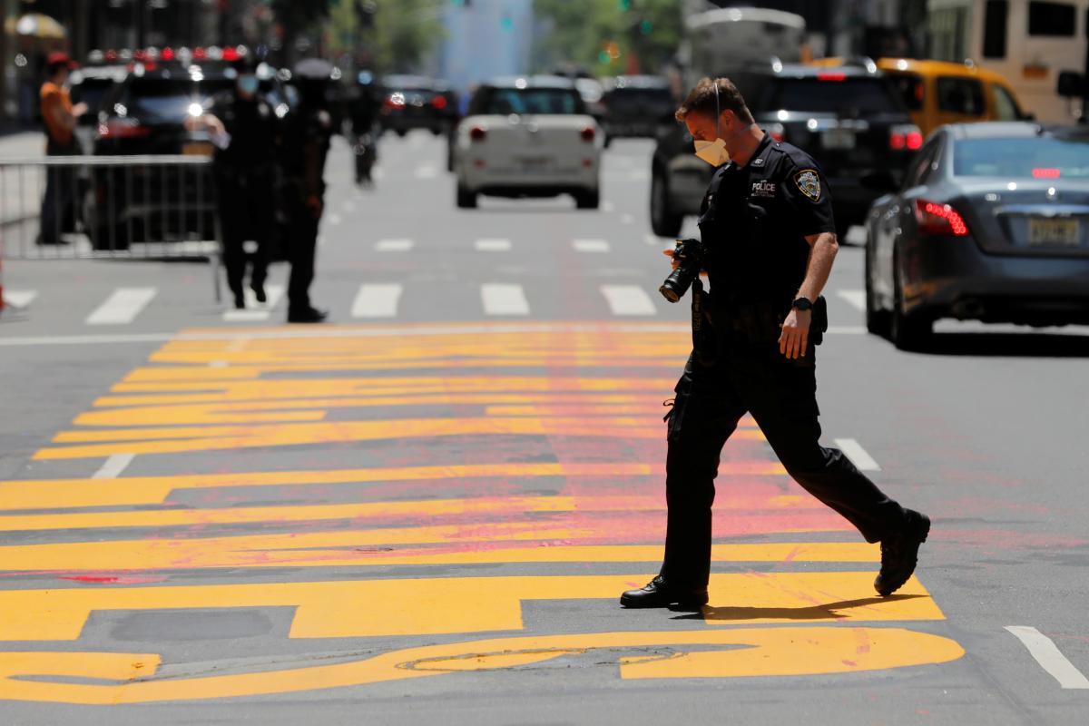 New York'ta 'Black Lives Matter' yazısına boyalı saldırı