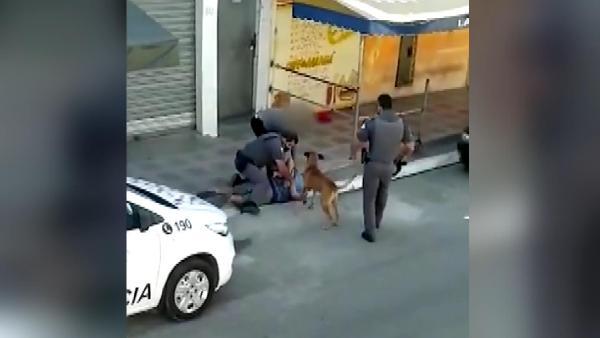 Brezilya polisinden, gözaltına alınan kişiye şiddet