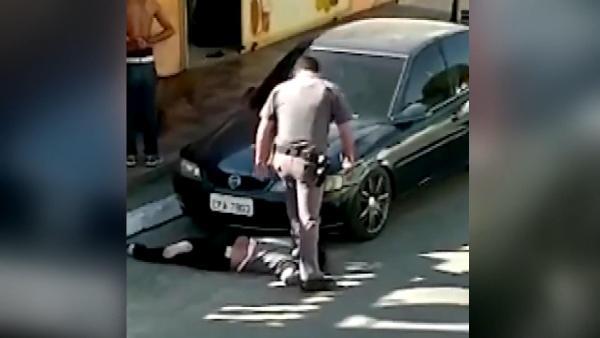 Brezilya polisinden, gözaltına alınan kişiye şiddet