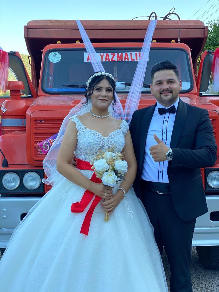 Ankara'da bir çift düğün arabası olarak kamyonu seçti