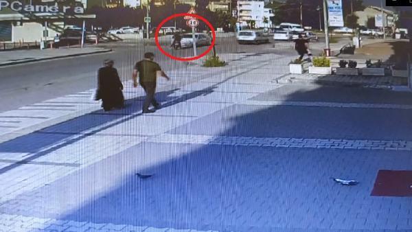 İnegöl'de elektrikli bisiklet ile otomobilin çarpışma anı