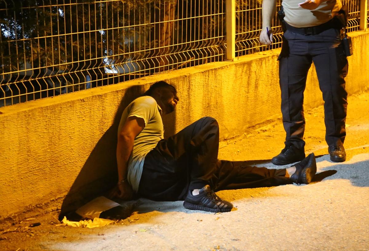 Adana'da telefonlarını vermek istemeyince vuruldular