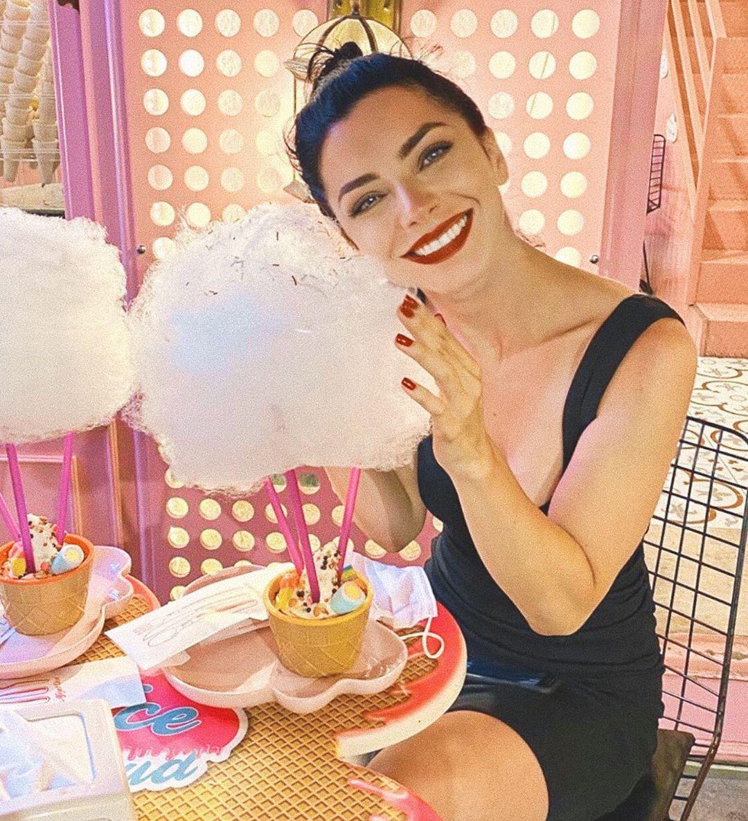 Merve Boluğur'un tatil sevinci