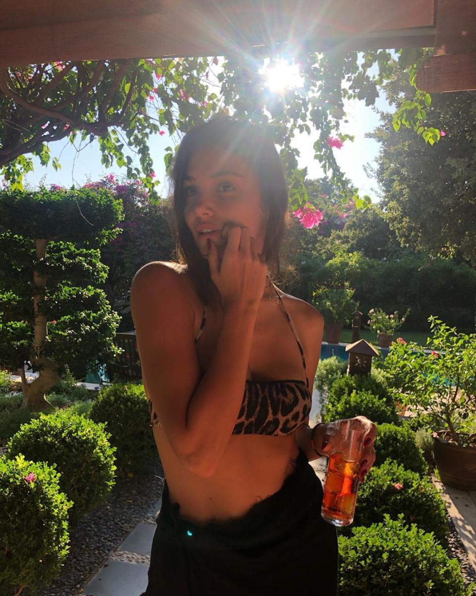 Hande Erçel'den bikinili poz