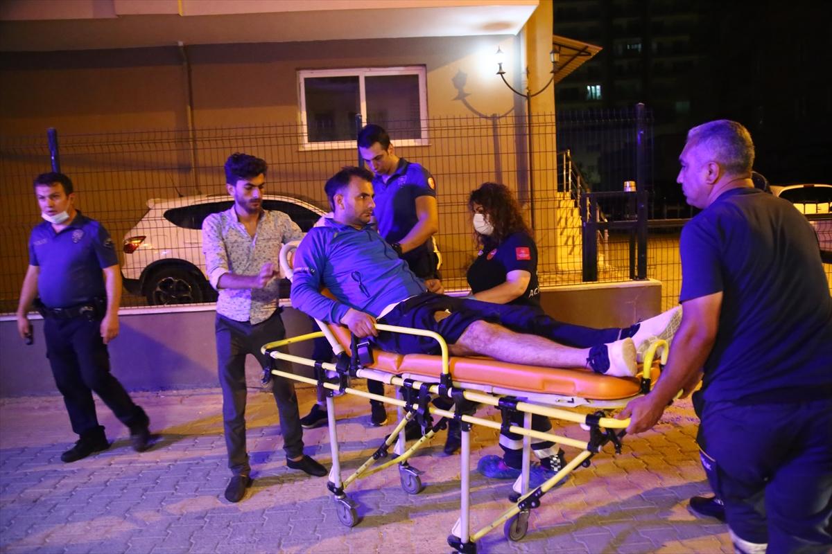 Adana'da telefonlarını vermek istemeyince vuruldular