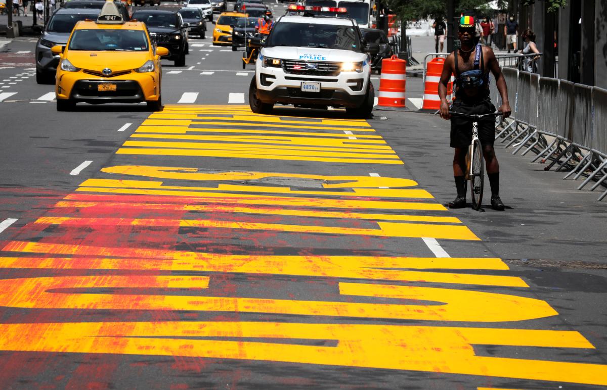 New York'ta 'Black Lives Matter' yazısına boyalı saldırı