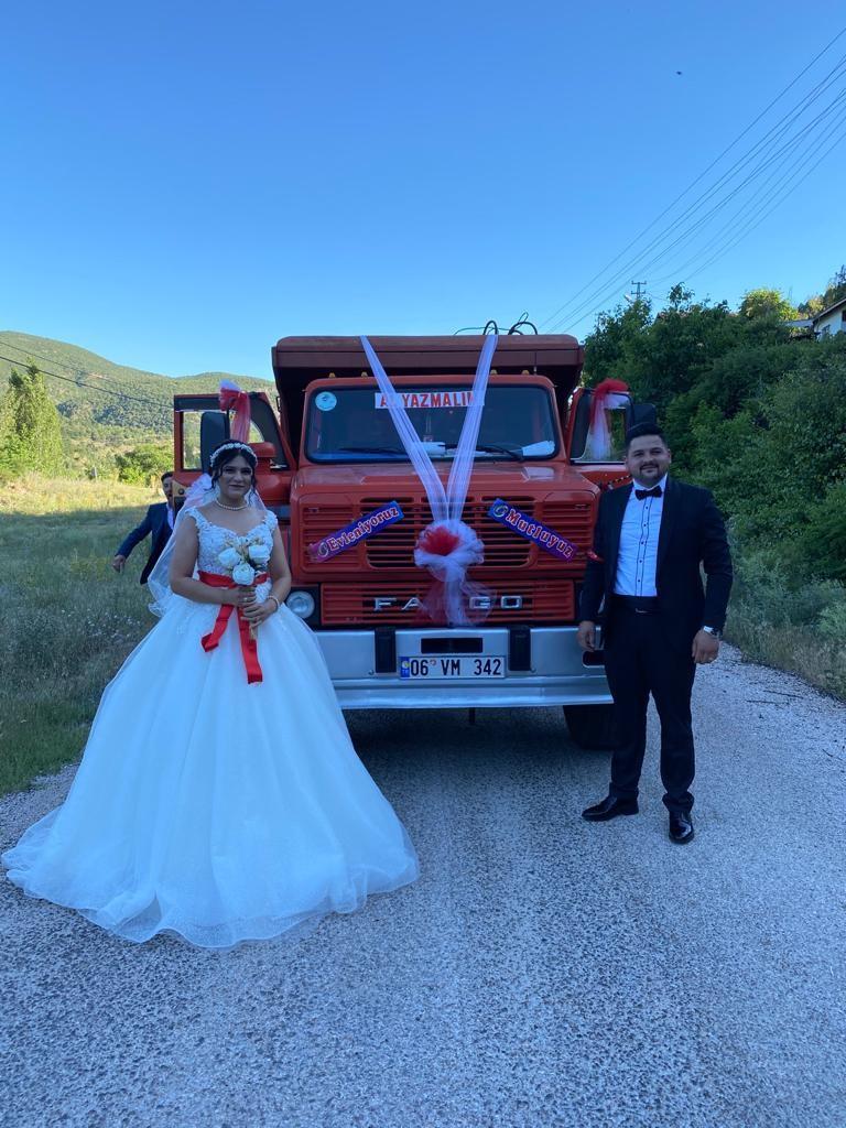 Ankara'da bir çift düğün arabası olarak kamyonu seçti
