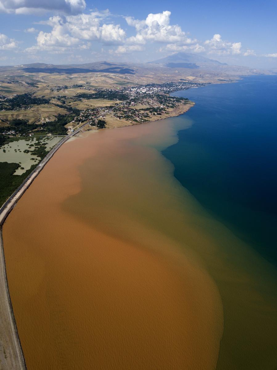 Sel suları Van Gölü’nü kızıla boyadı