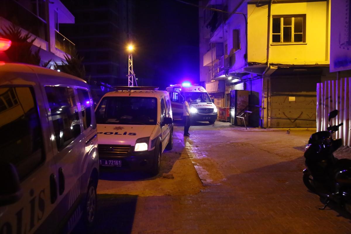 Adana'da telefonlarını vermek istemeyince vuruldular