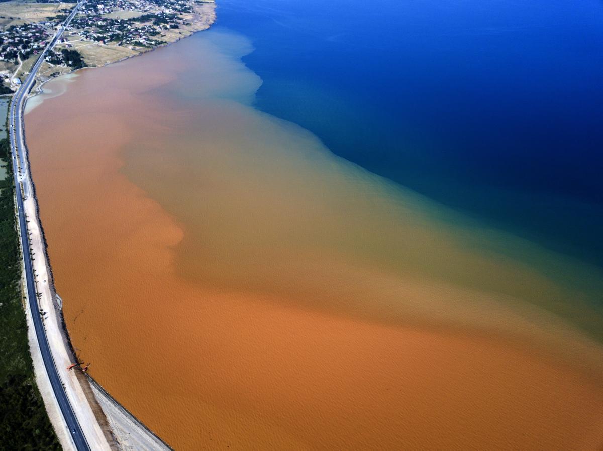 Sel suları Van Gölü’nü kızıla boyadı