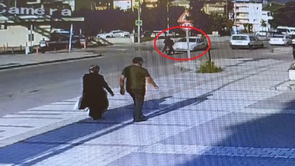 İnegöl'de elektrikli bisiklet ile otomobilin çarpışma anı