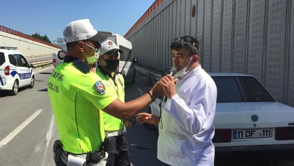 Eskişehir'de, alkol muayenesinde polise zor anlar yaşattı