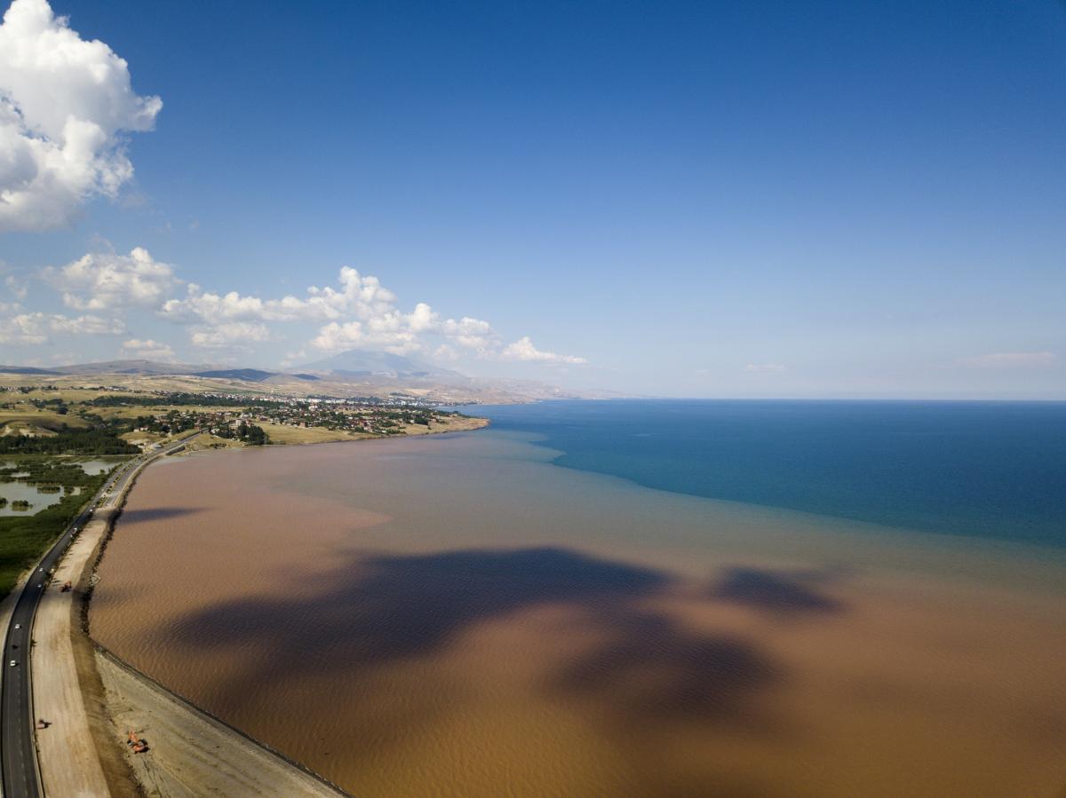 Sel suları Van Gölü’nü kızıla boyadı