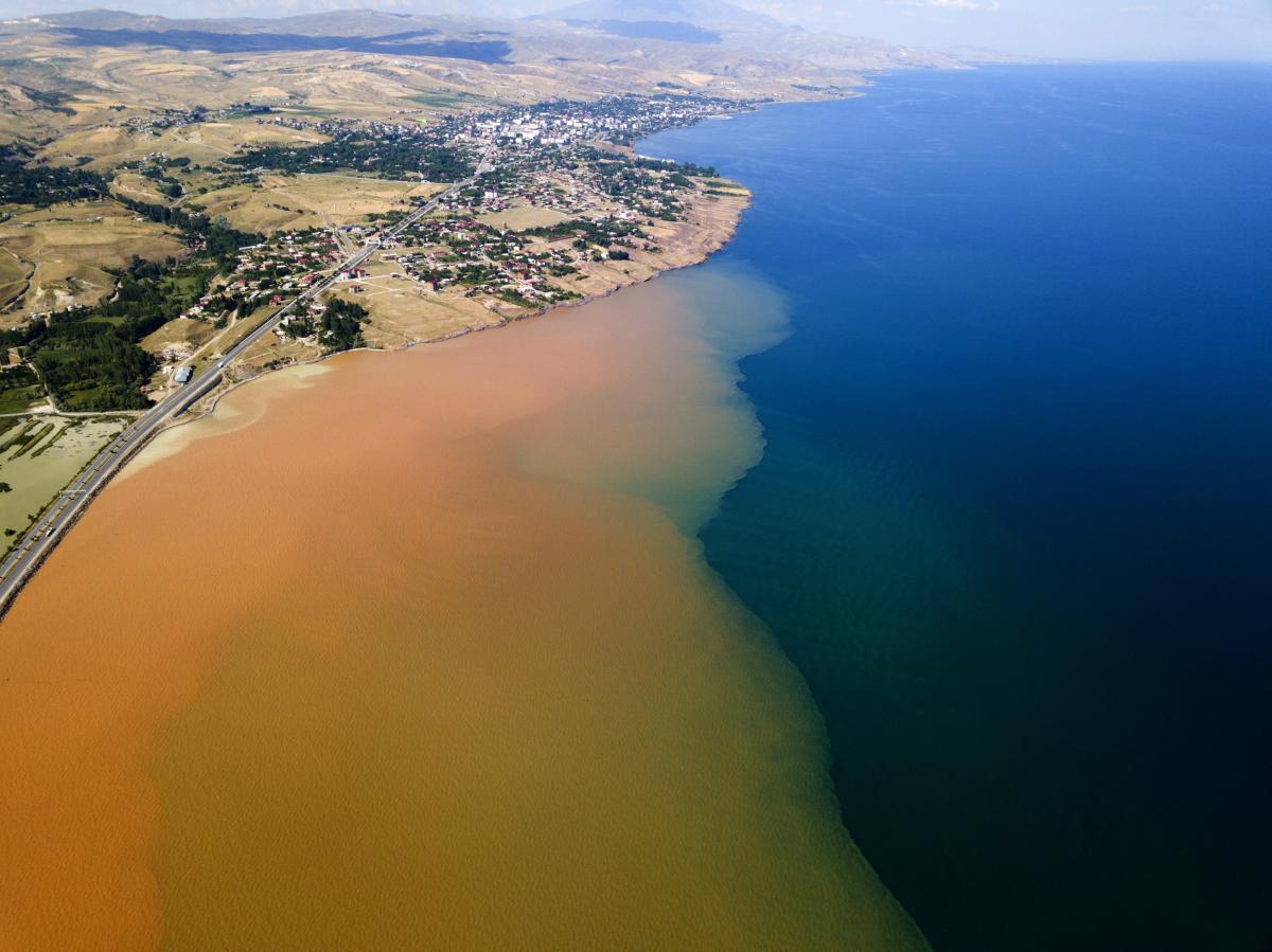 Sel suları Van Gölü’nü kızıla boyadı